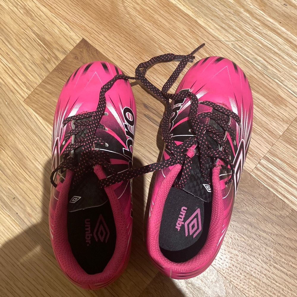 Girls Umbria cleats size 10 pink/black